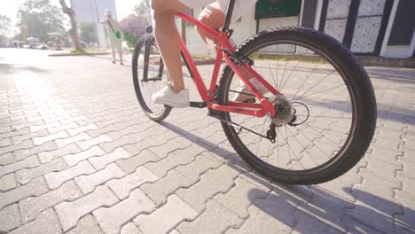 Joven-Andando-En-Bicicleta-Por-Una-Calle-De-La-Ciudad.